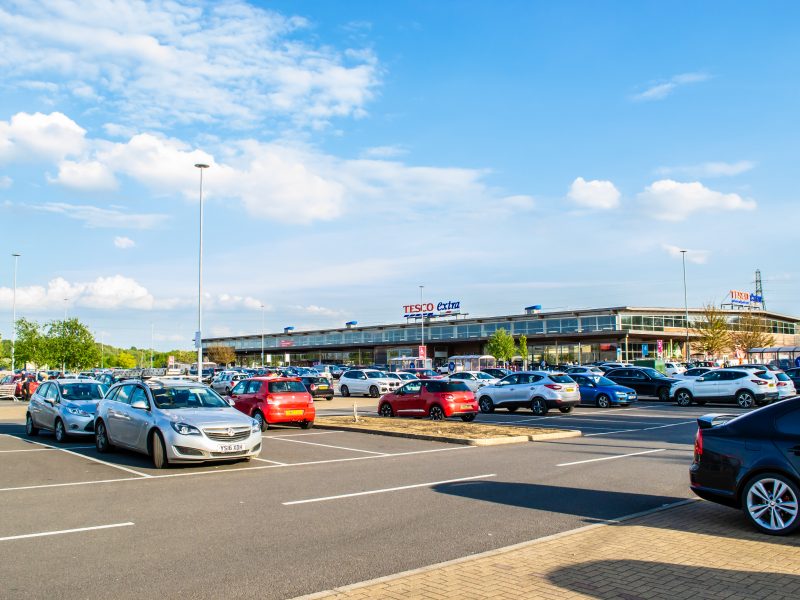 Tesco staff to check for dogs in hot cars
