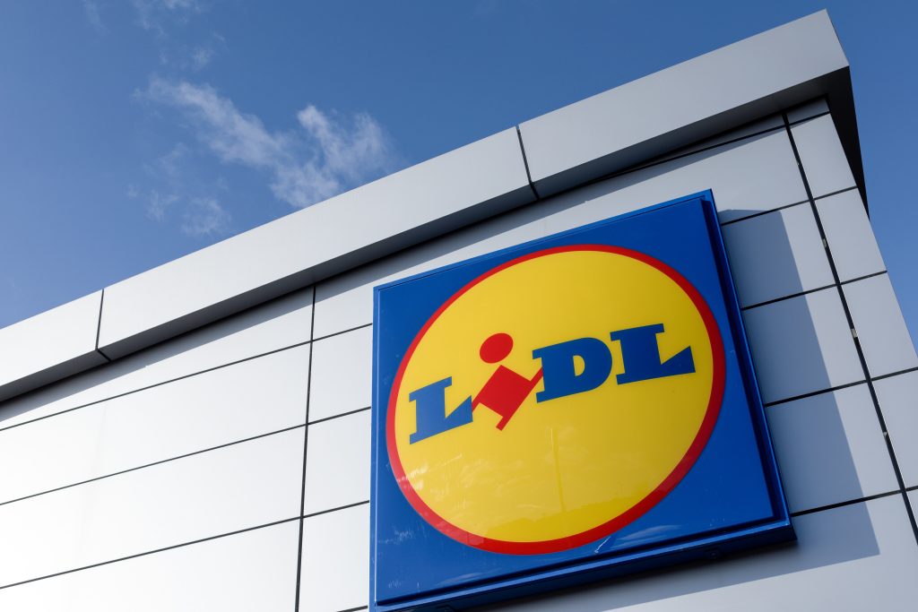 Discounters advance as overall grocery sales slip