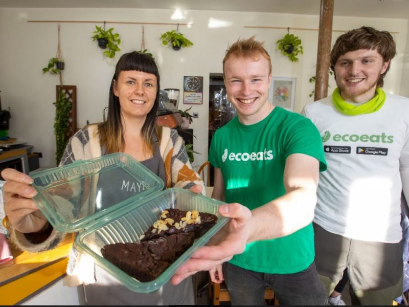 Two Scottish entrepreneurs are planning to overhaul the food delivery industry, taking on major takeaway companies to provide a new environmentally-friendly service.