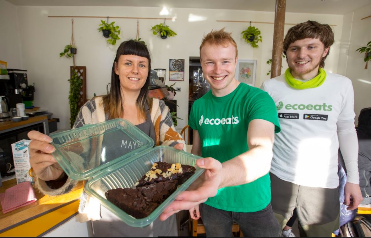 Two Scottish entrepreneurs are planning to overhaul the food delivery industry, taking on major takeaway companies to provide a new environmentally-friendly service.