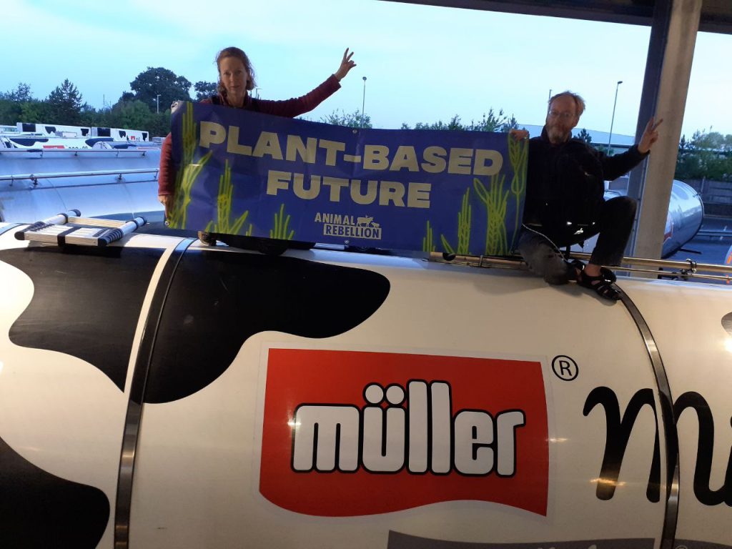 Animal Rebellion activists at Muller site