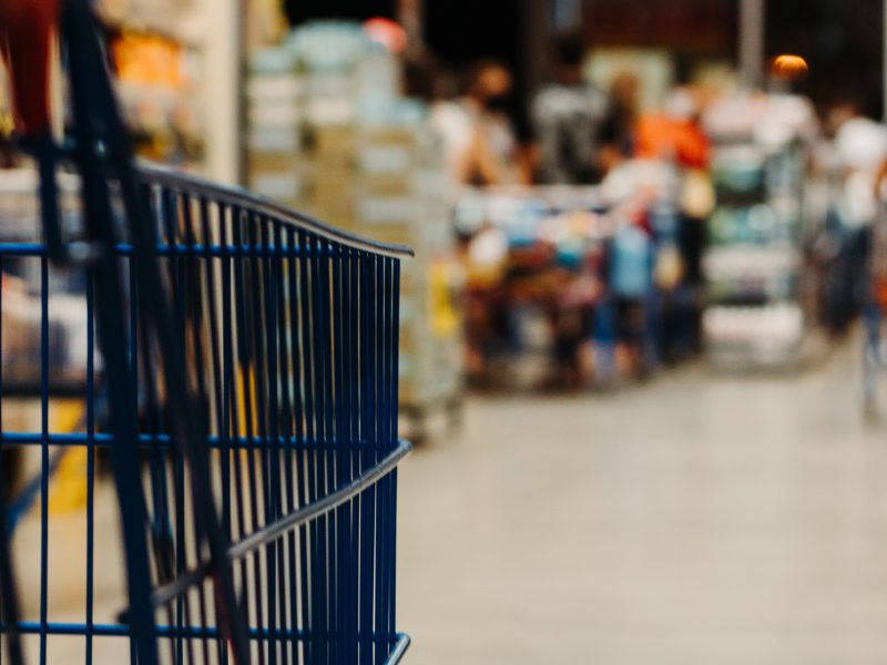 Supermarket staff that pick out online orders in stores is leading to customer dissatisfaction, new research has revealed.