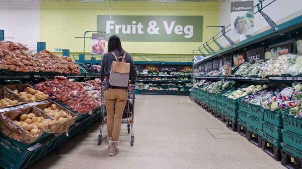 Tesco has backed calls for the government to place a ban on plastic packaging for fruit and veg, arguing it would create a "level playing field", her showing a fruit and veg aisle