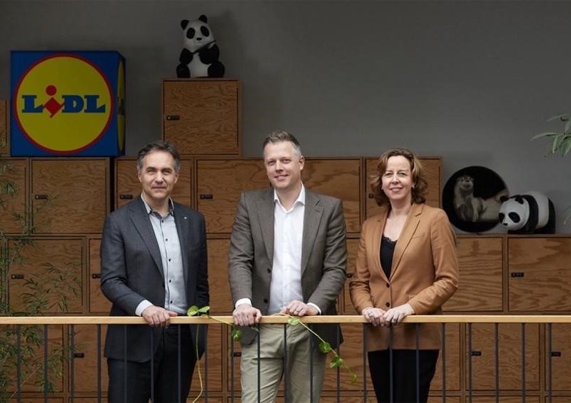 Lidl | Thomas Vellacott, CEO WWF CH, Christoph Pohl, Head of Purchasing Lidl International and Kirsten Schuijt, Director General WWF International (from left) // Photo: WWF