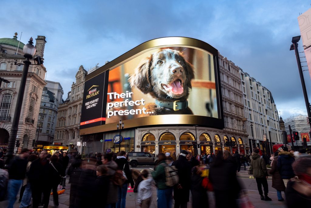 Nestle-owned Purina Pro Plan has launched its 'first-ever' 3D billboard in London's Piccadilly Circus, starring tennis star Andy Murray and his puppy, Bonnie.